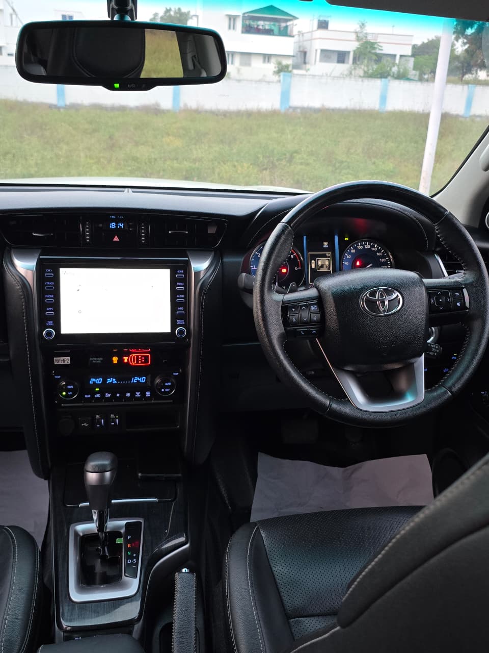 Vehicle photo 8