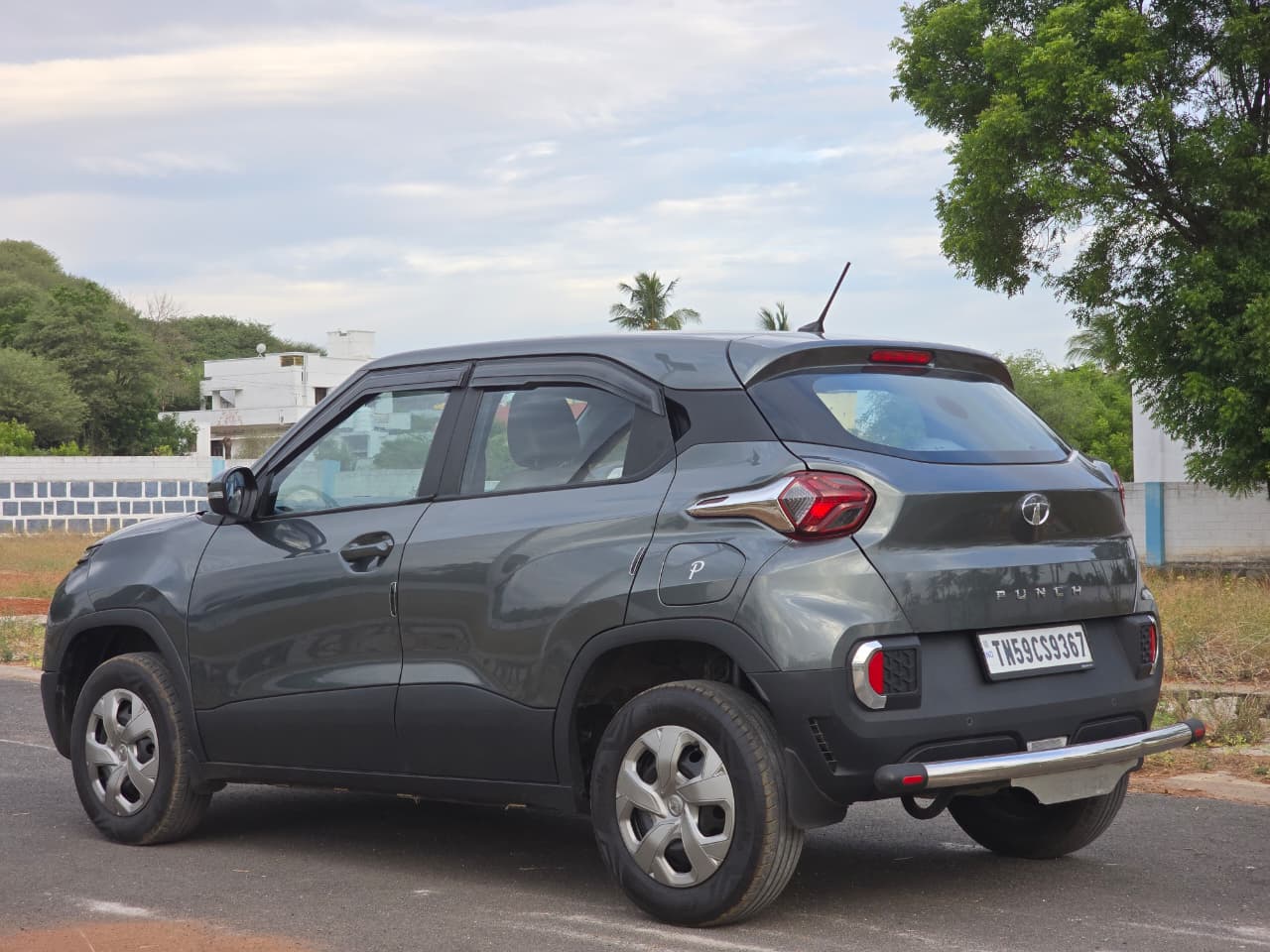 Vehicle photo 4