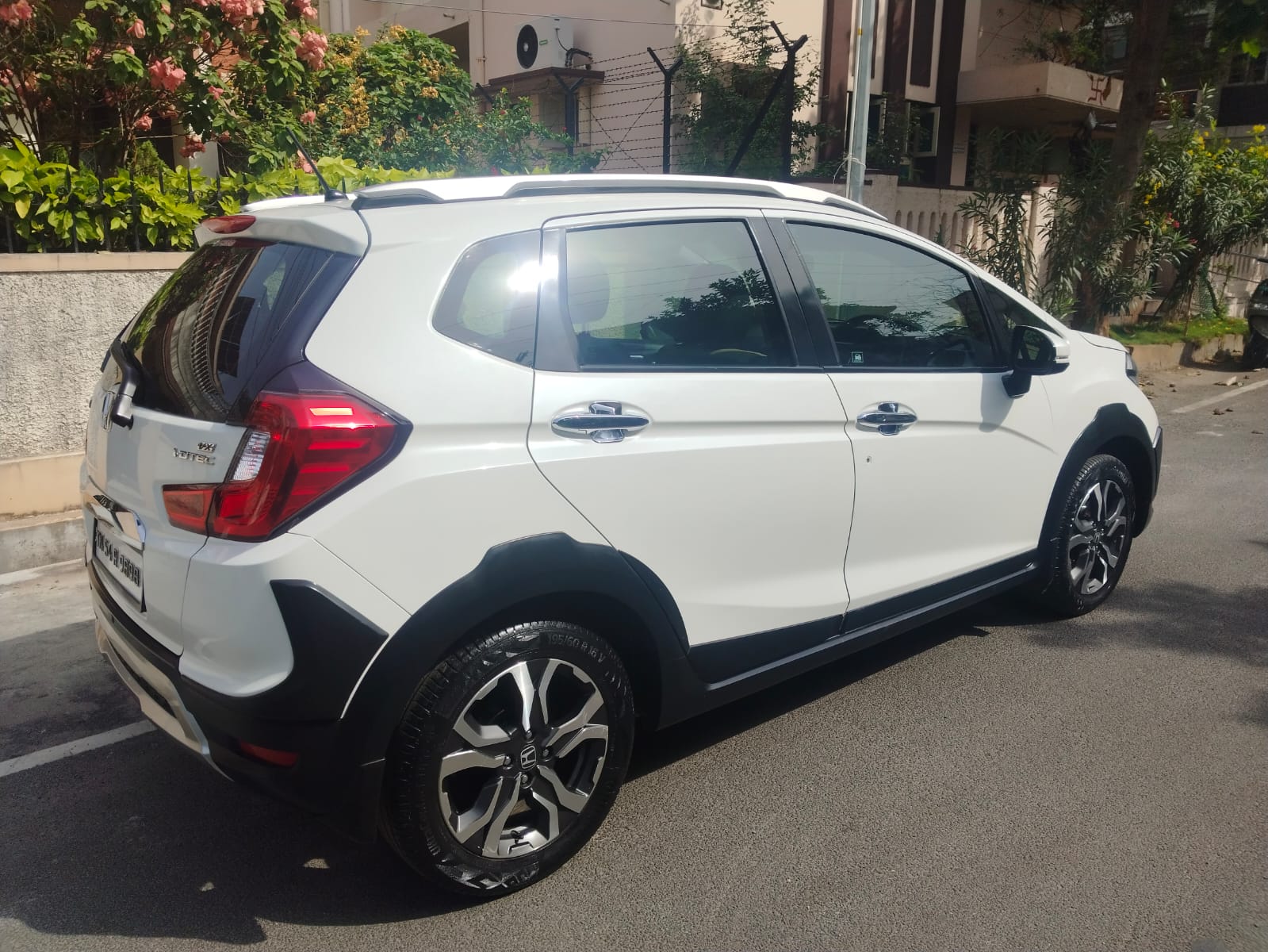 Vehicle photo 11