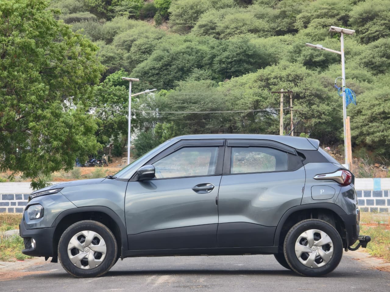 Vehicle photo 6